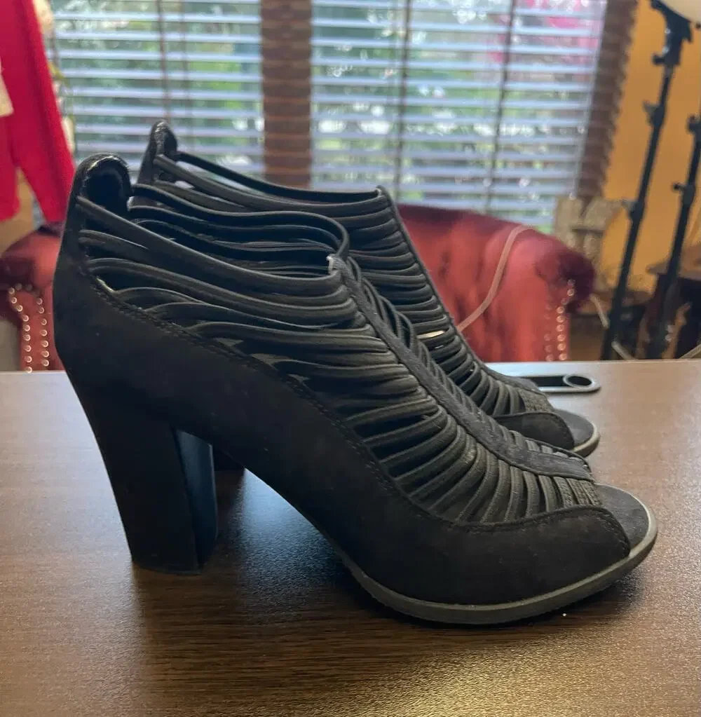 Mia Shellie Black leather PeepToe heels Nova Suede Booties size 7 ($109 retail)